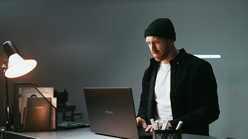 Mann Laptop Conversion Optimierung Analyse